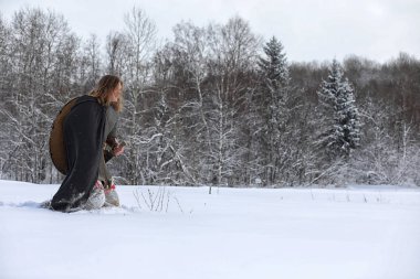 Defender'ı posta zırh genç savaşçı