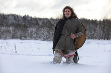 Defender'ı posta zırh genç savaşçı