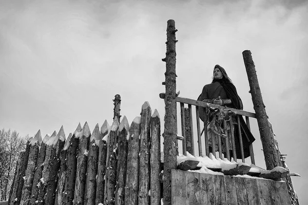 Difensore il giovane guerriero in armatura — Foto Stock