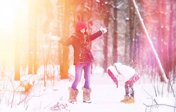 一个冬天的童话故事, 一个年轻的母亲和她的女儿骑雪橇 — 图库照片