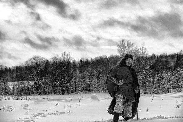 Защитить молодого воина в доспехах
