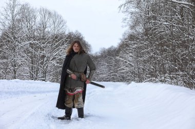 Defender'ı posta zırh genç savaşçı