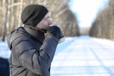 Adam içki sıcak çay kupa kış günü açık üzerinden