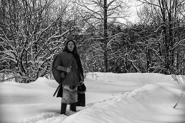 Защитить молодого воина в доспехах
