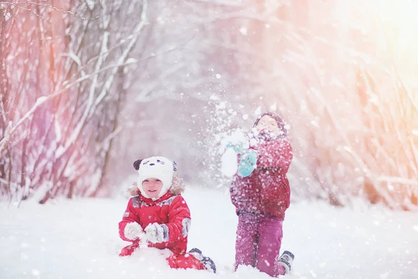 Çocuklu genç aile kış parkta yürüyüş. Winte — Stok fotoğraf