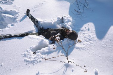 Kışın sokakta bir adam. Adam kışın yürüyor.
