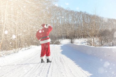 Noel Baba hediyeleri ile açık gelir. Noel Baba kırmızı bir SÜ