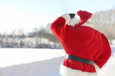 Noel Baba hediyeleri ile dışarıdan geliyor. Noel Baba kırmızı bir SÜ