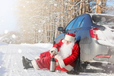 Noel Baba hediyeleri ile açık gelir. Noel Baba kırmızı bir SÜ