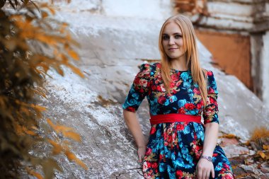 Bir şemsiye ile sokakta kız