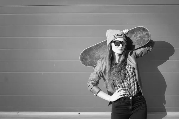 Una joven hipster está montando un monopatín. Chicas novias f — Foto de Stock