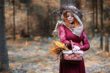 Falcı bir ritüel sonbahar yürütmektedir