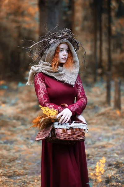El adivino lleva a cabo un ritual de otoño — Foto de Stock