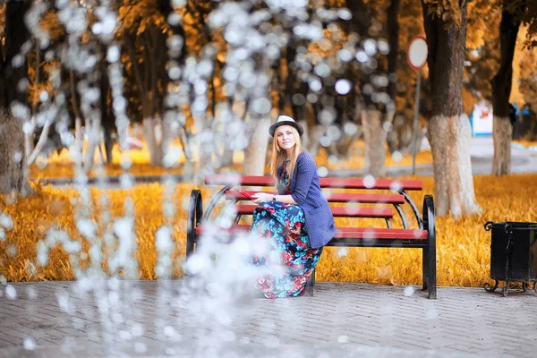 Dívka Ulici Deštníkem Procházku Podzimní Den — Stock fotografie