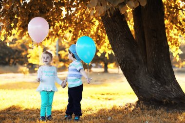 Küçük çocuk sonbahar Park'ta yürüyordunuz
