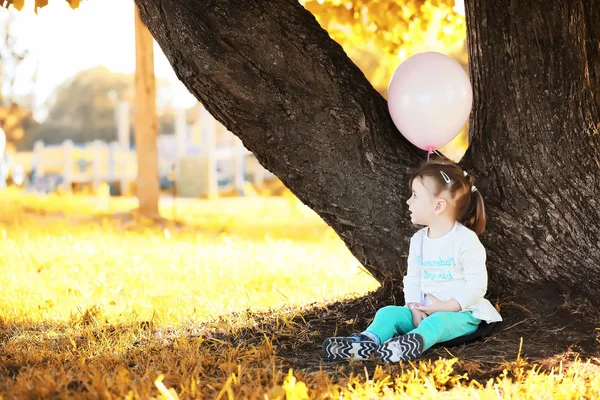 Kleine Kinder spazieren im Herbstpark — Stockfoto
