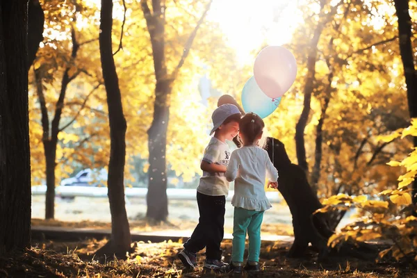 Mijn lieve kinderen lopen in de herfst park — Stockfoto