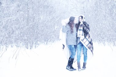 Güzel kızı güzel kış kar