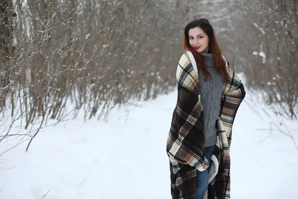 美しい冬の公園で美しい少女 — ストック写真