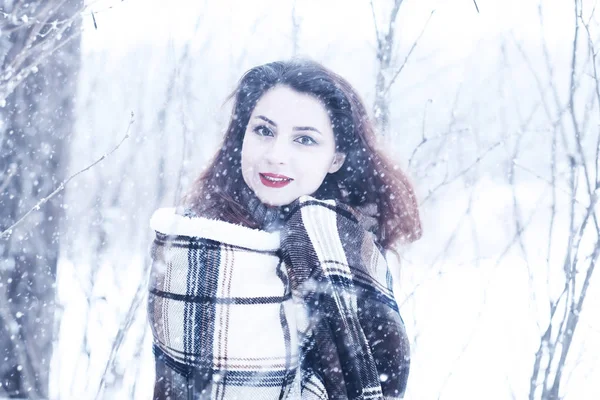 Menina bonita em uma bela neve de inverno — Fotografia de Stock