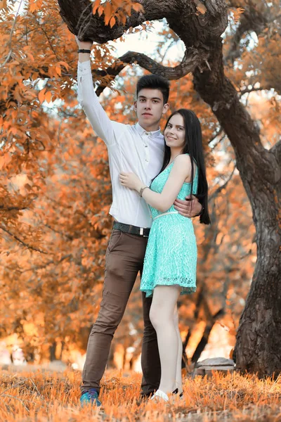 Casal jovem em um passeio no parque de outono — Fotografia de Stock