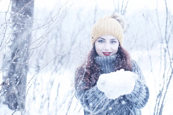 Όμορφο κορίτσι σε ένα όμορφο χειμώνα χιόνι — Φωτογραφία Αρχείου