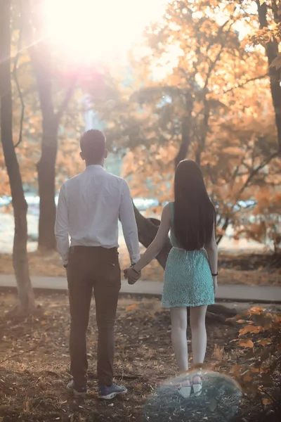 Jong (echt) paar op een wandeling in de herfst park — Stockfoto