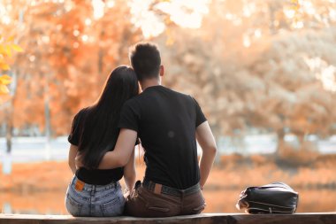 Genç sonbahar Parkta yürümek çift 