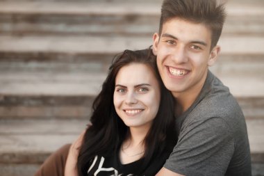 Genç sonbahar Parkta yürümek çift 