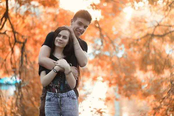 Casal jovem em um passeio no parque de outono — Fotografia de Stock