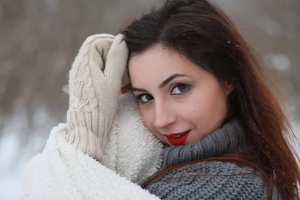 Fata frumoasa intr-un parc de iarna frumos — Fotografie, imagine de stoc