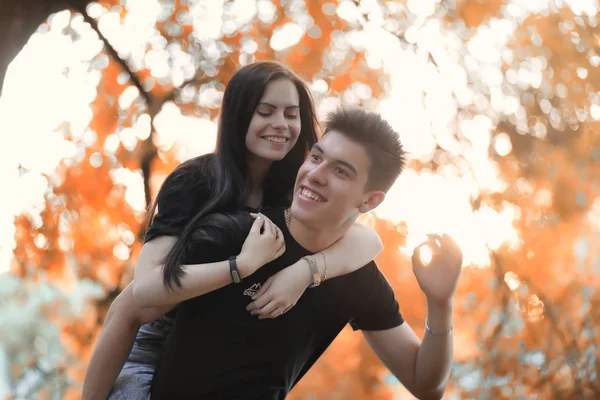 Casal jovem em um passeio no parque de outono — Fotografia de Stock