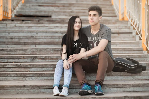 Pareja joven en un paseo en el parque de otoño — Foto de Stock