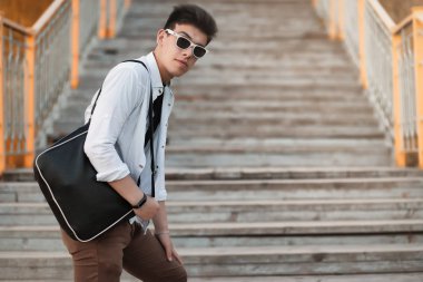 Genç sonbahar Parkta yürümek çift 