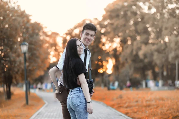 Jeune couple en promenade dans le parc d'automne — Photo