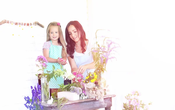 娘と若い女の子が花束に持ち直しています。若い mo — ストック写真