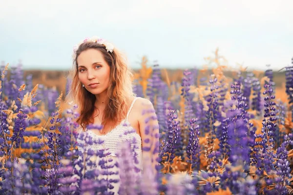 Menina com um buquê de flores no outono — Fotografia de Stock