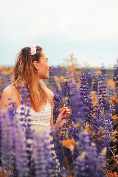 Girl with a bouquet of flowers in autumn — Stock Image Girl with a bouquet of flowers in autumn Stock Picture