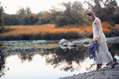 Bir buket çiçek Güz kızla