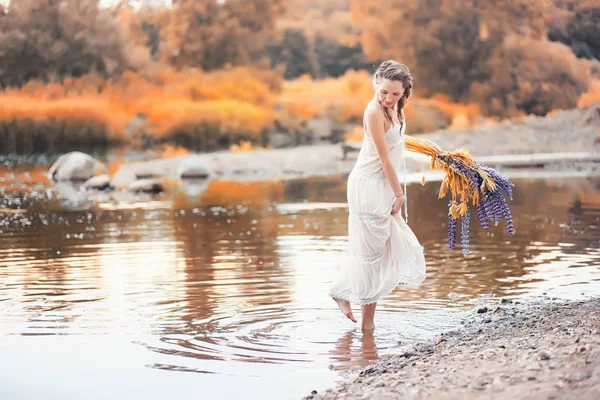 Fille avec un bouquet de fleurs en automne — Photo