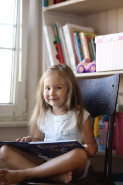 Kızı olan genç bir kız bir buket alıyor. Genç bir anne kızıyla birlikte bir çiçek yapar. Yazlık Bahçe tarafından köy evinde. Köyde dinlenme.