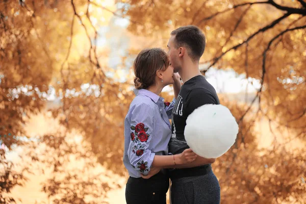 Schönes junges Paar auf einem Spaziergang — Stockfoto