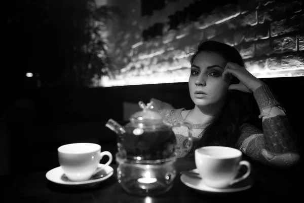 Dziewczyna w kawiarni na obiad — Zdjęcie stockowe