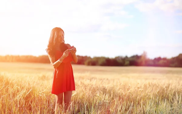 麦畑の少女。夏の風景と、na の女の子 — ストック写真