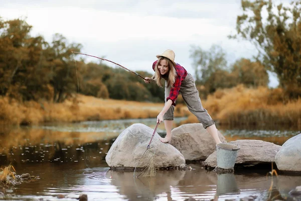 Chica en otoño con una caña de pescar —  Fotos de Stock