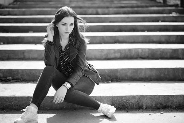 Menina em um passeio pela cidade da primavera — Fotografia de Stock