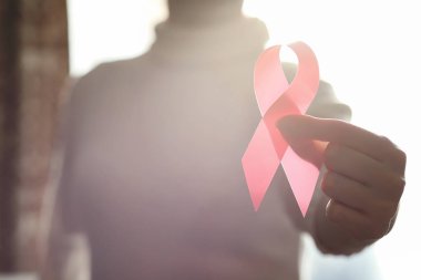 Kırmızı kurdele kızın. Kız kırmızı kurdele tutuyor. O