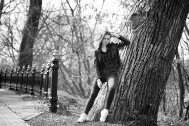 Bahar şehrin içinden bir yürüyüşte kız