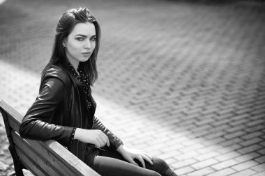 Bahar şehrin içinden bir yürüyüşte kız