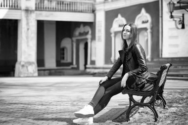 Bahar şehrin içinden bir yürüyüşte kız